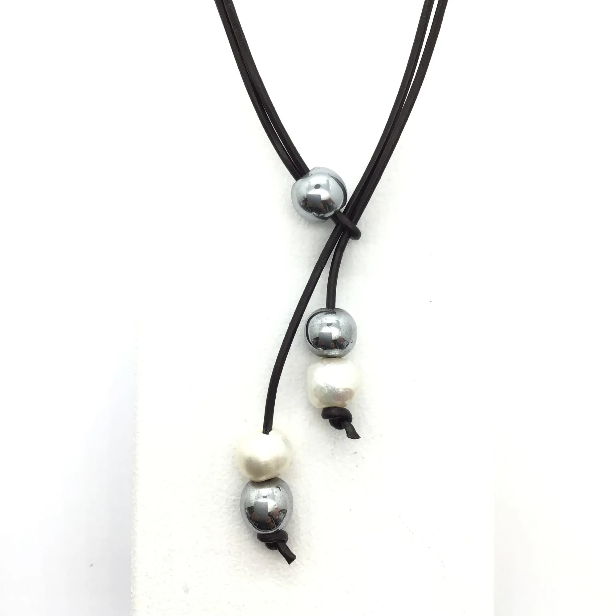 Collar de cuero con abalorios