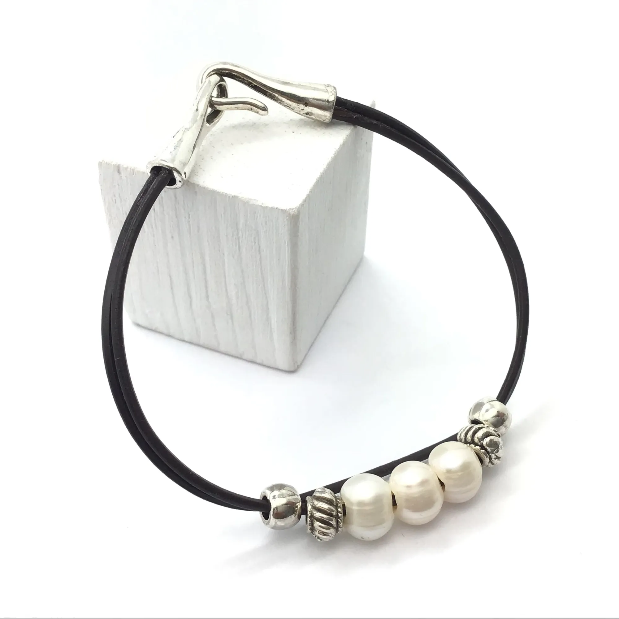 Pulsera 3 perlas y abalorios