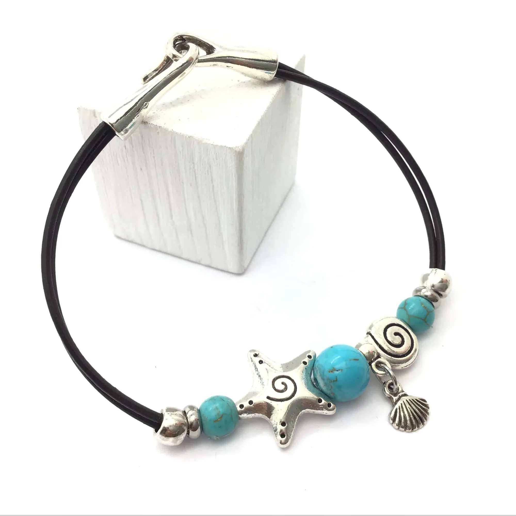 Pulsera de cuero con abalorios
