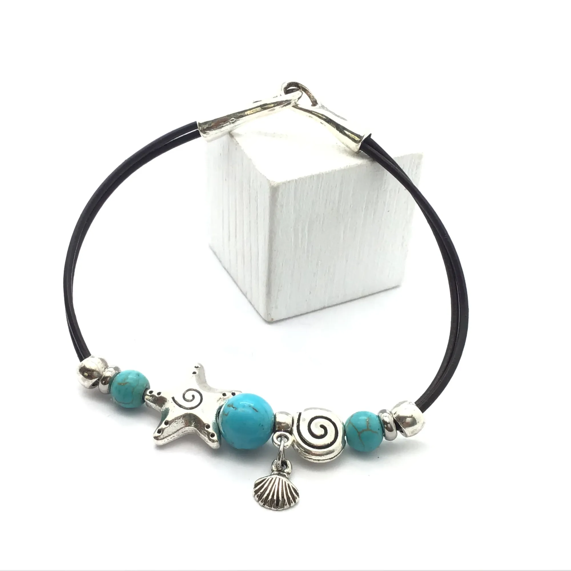 Pulsera de cuero con abalorios