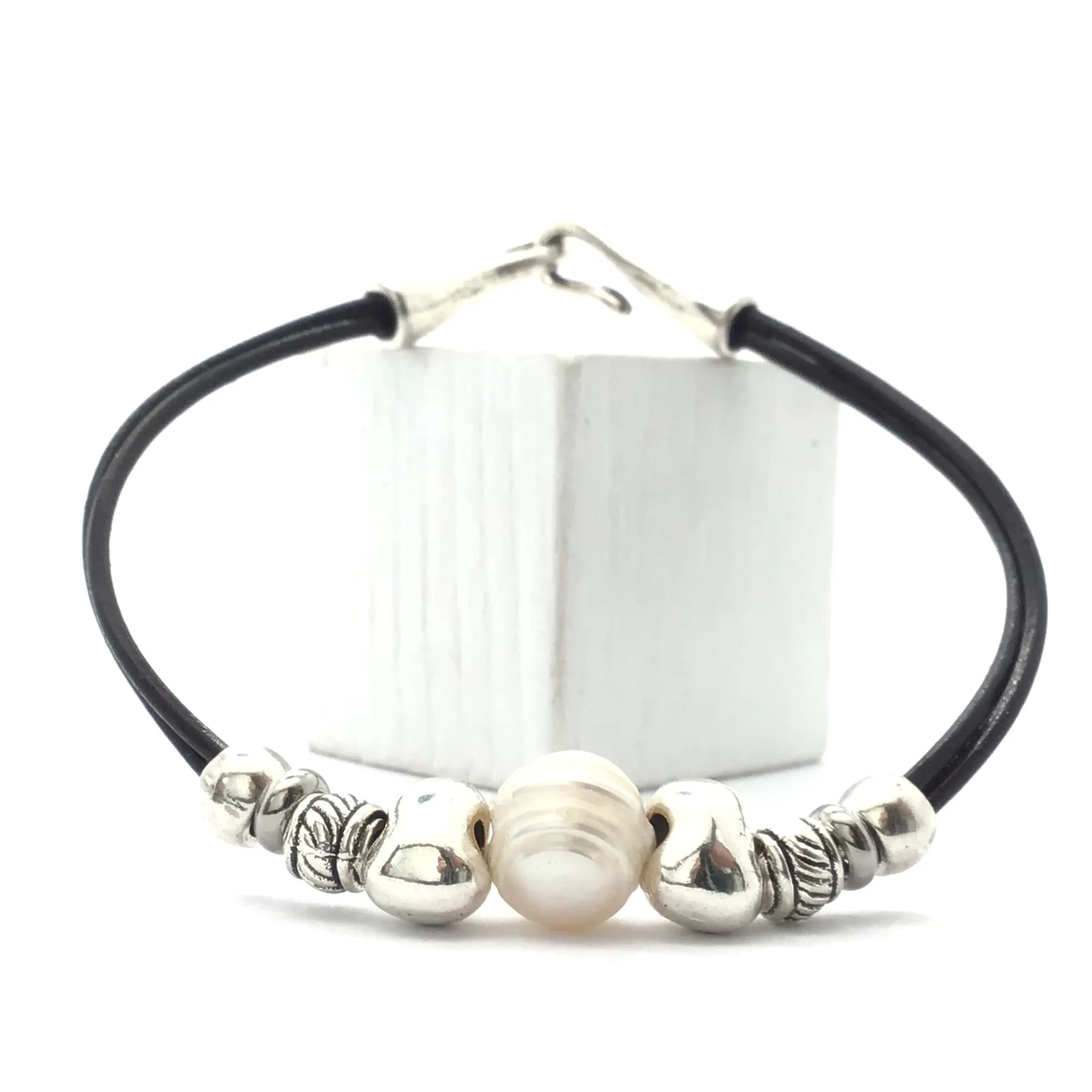 Pulsera de cuero con perla natural de río y zamac