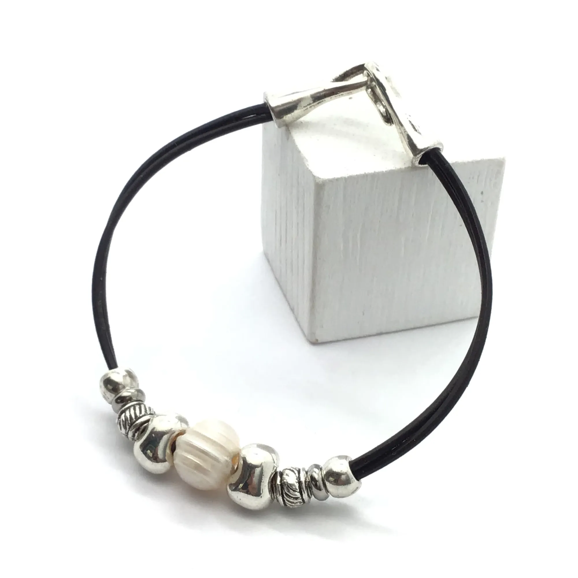 Pulsera de cuero con perla natural de río y zamac