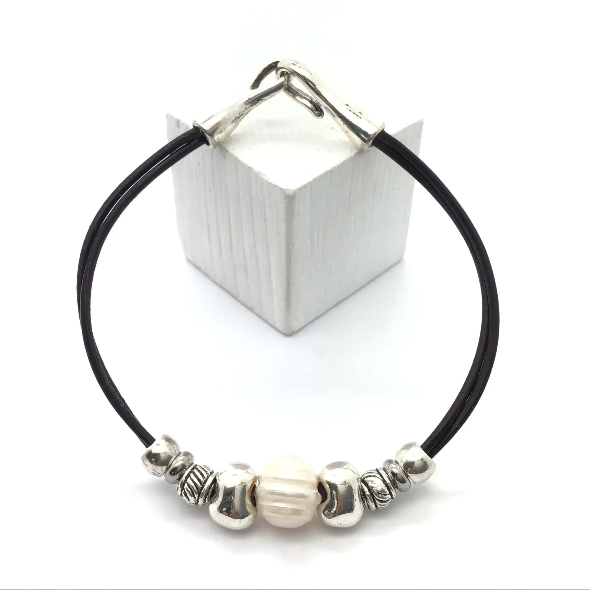 Pulsera de cuero con perla natural de río y zamac