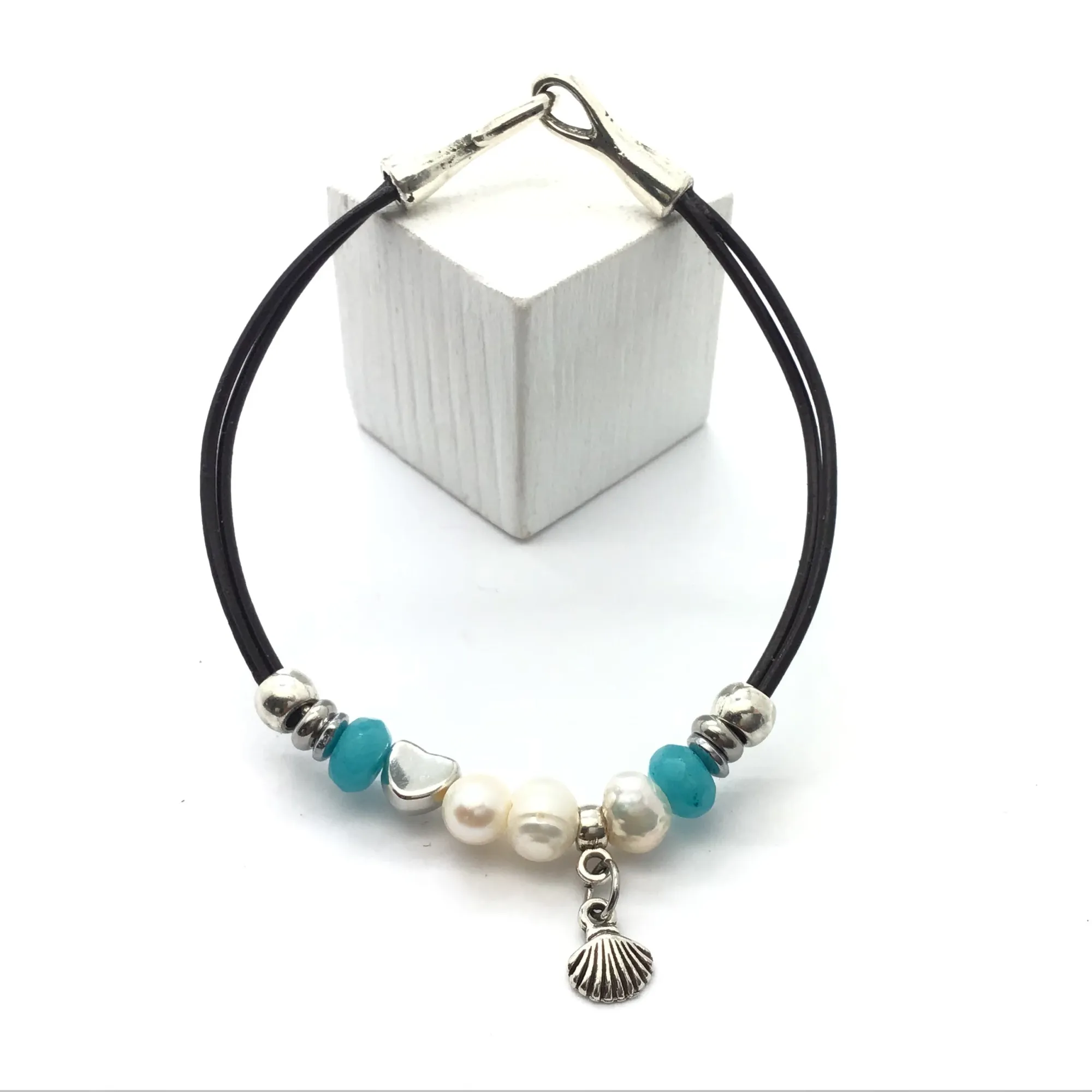 Pulsera de perlas y abalorios