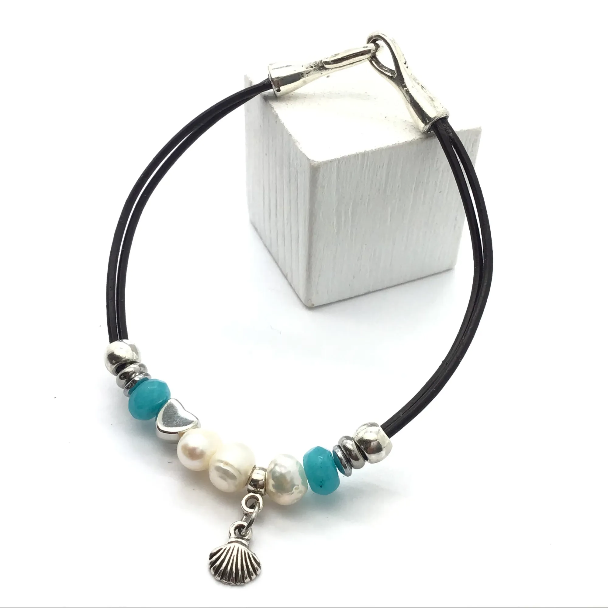 Pulsera de perlas y abalorios