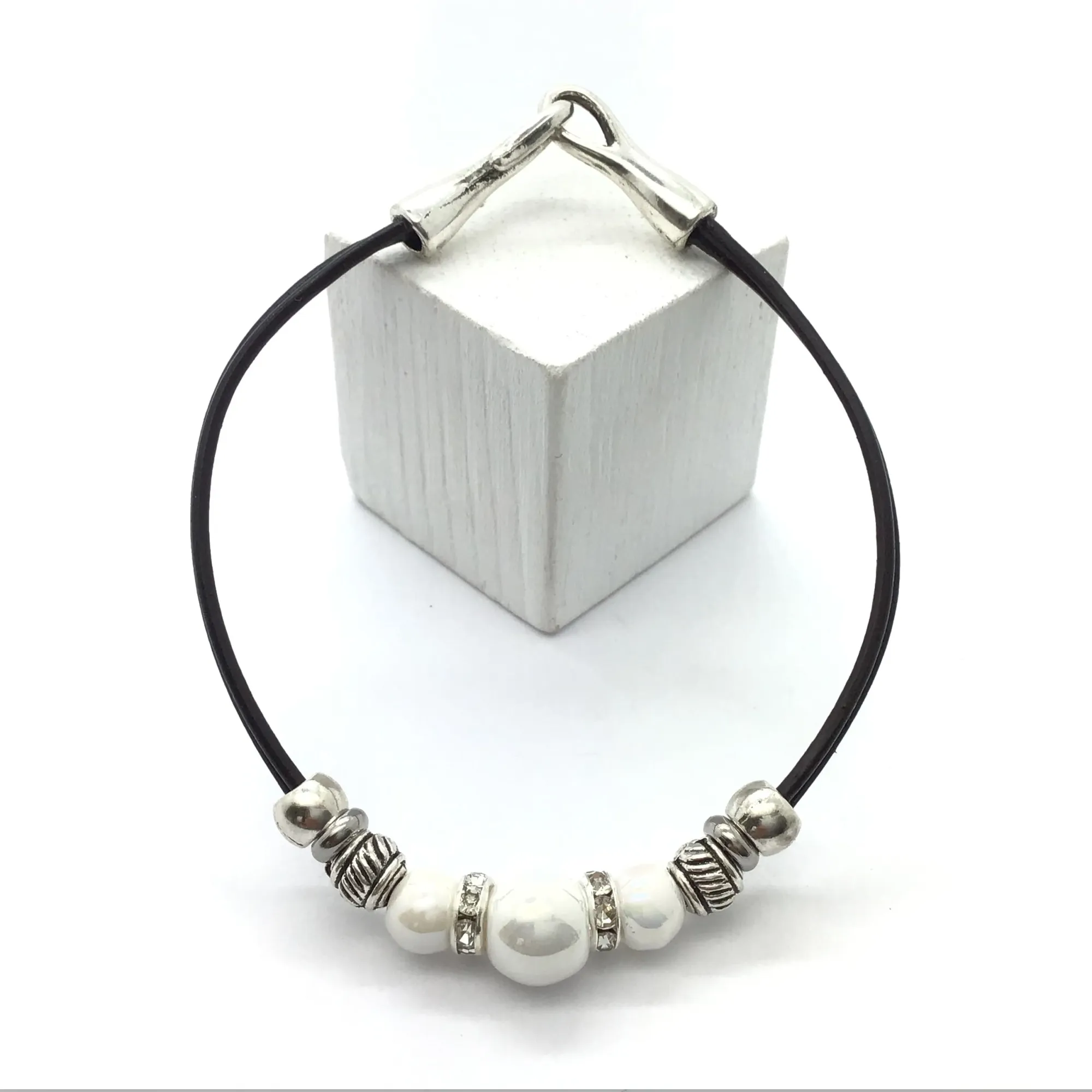 Pulsera de perlas y abalorios