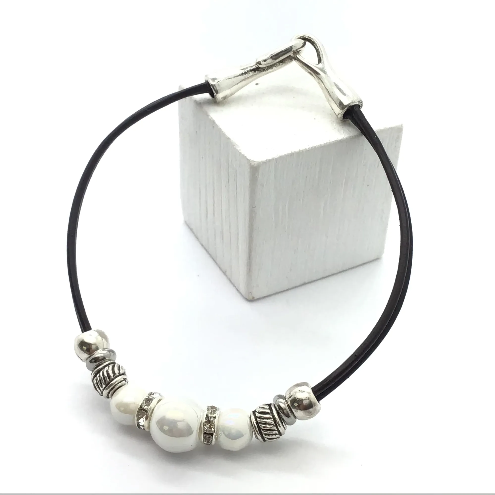 Pulsera de perlas y abalorios