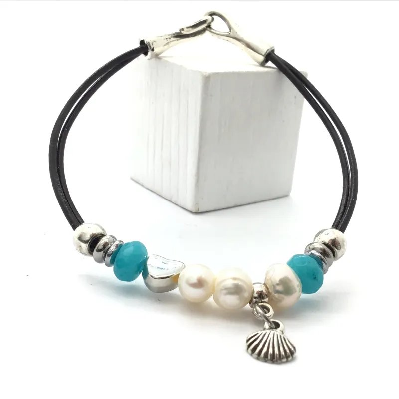 Pulsera de perlas y abalorios