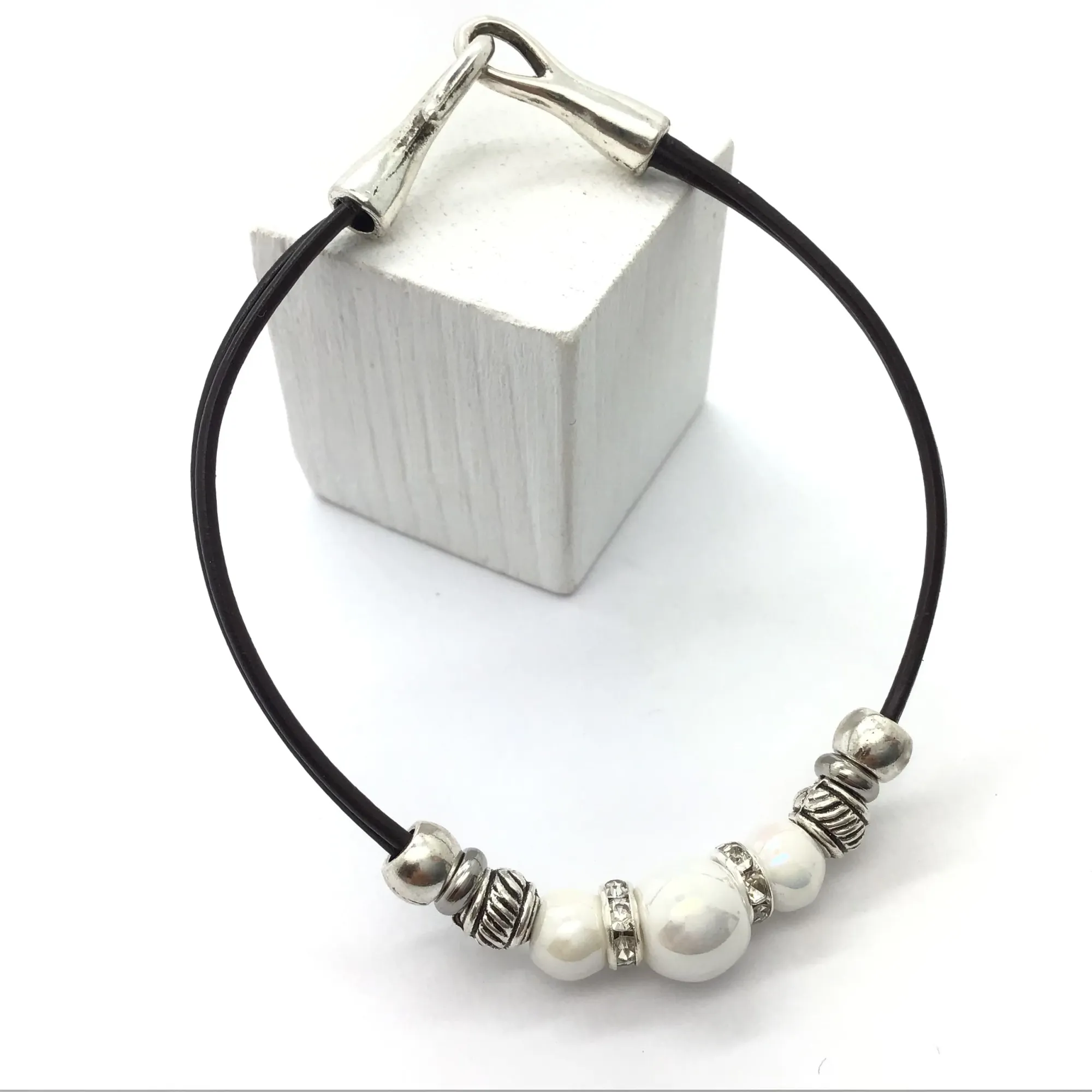Pulsera de perlas y abalorios