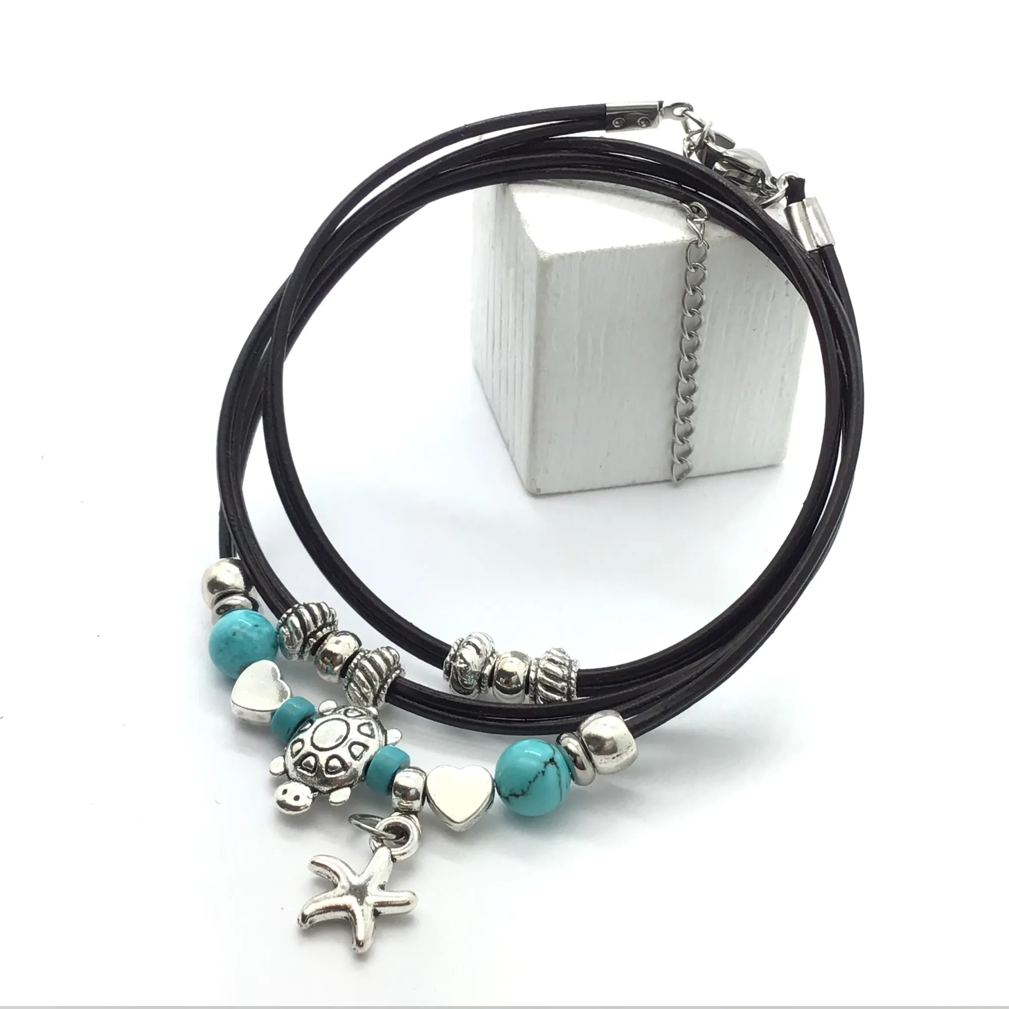 Pulsera triple con abalorios