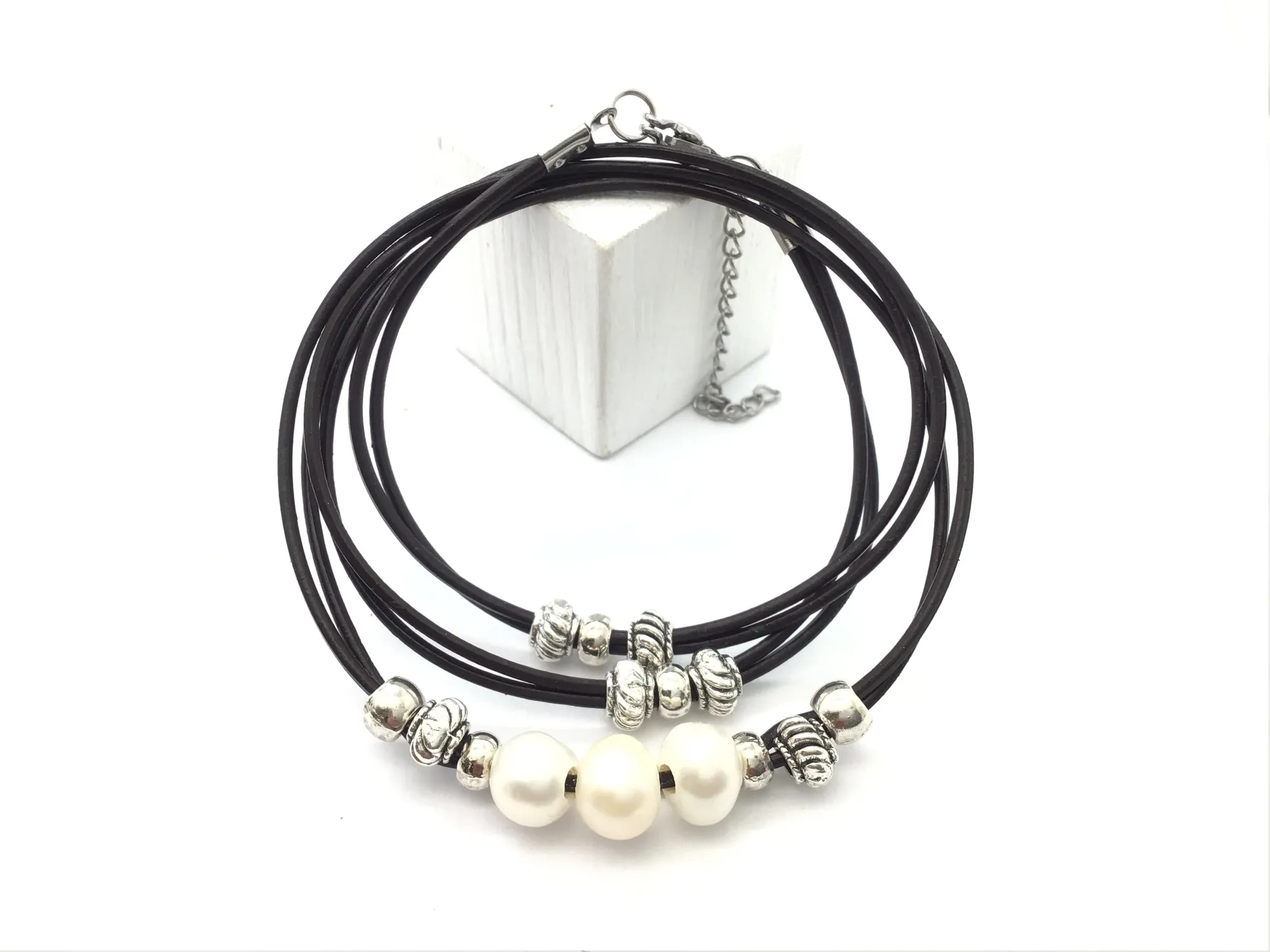 Pulsera triple con abalorios y perlas