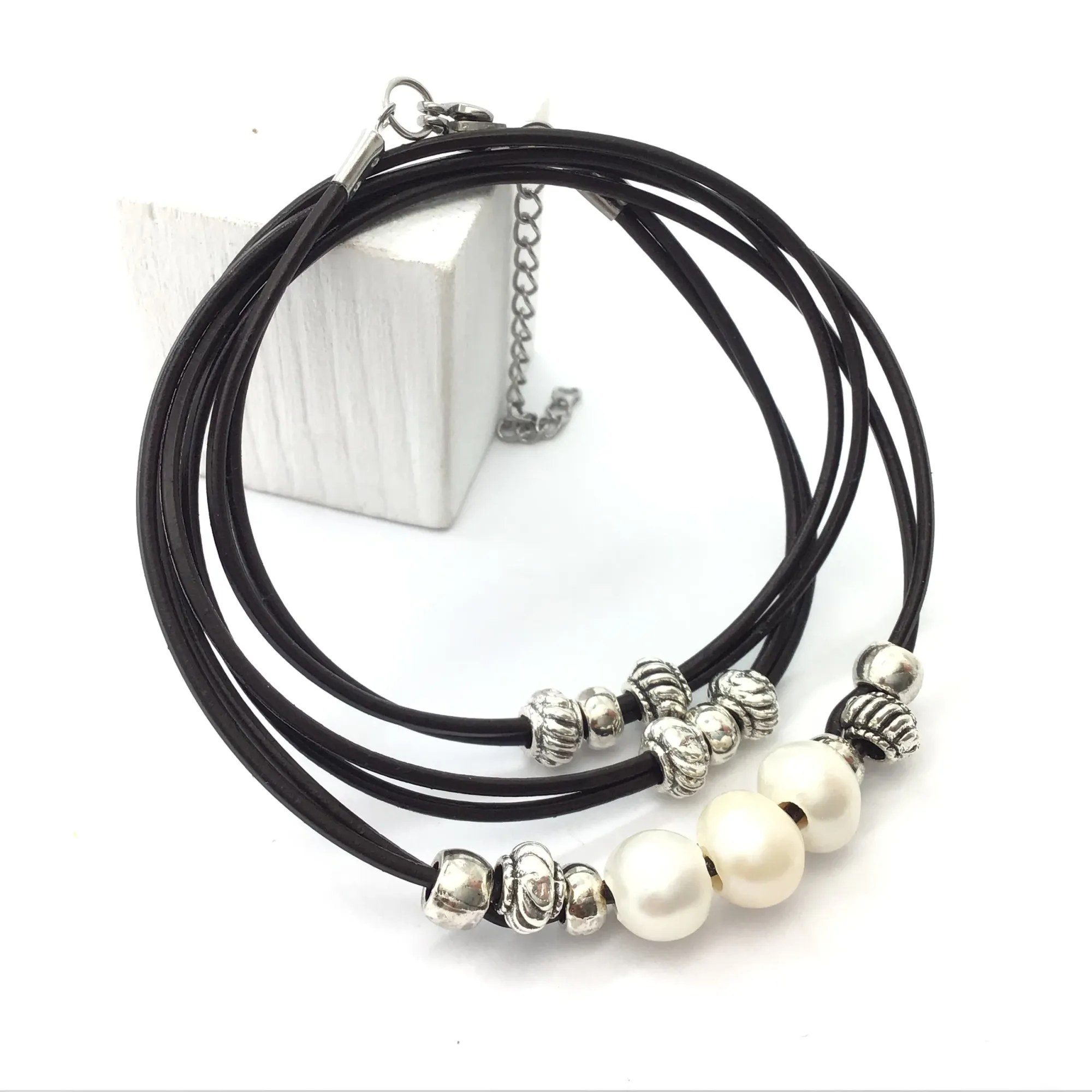 Pulsera triple con abalorios y perlas