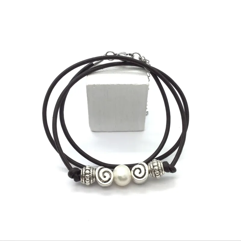 Pulsera Triple de Cuero con Abalorios y Perla